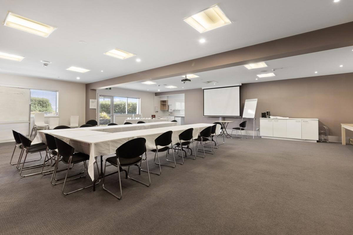 FANTASTIC PASSIVE INVESTMENT MOTEL RESTAURANT CAFE NET RENTAL INCOME $104,000 PA