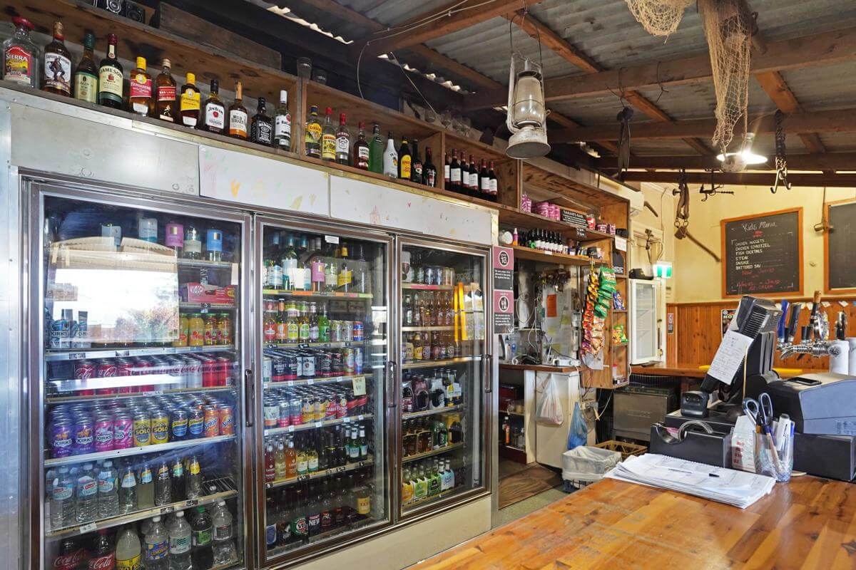 FREEHOLD PREMISES + HOTEL BUSINESS + 10 ACCOMODATION ROOMS + 3 SHOPS!