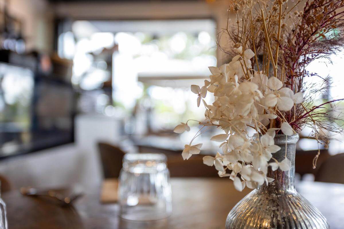 MODERN CORNER POSITION CAFE | MAS