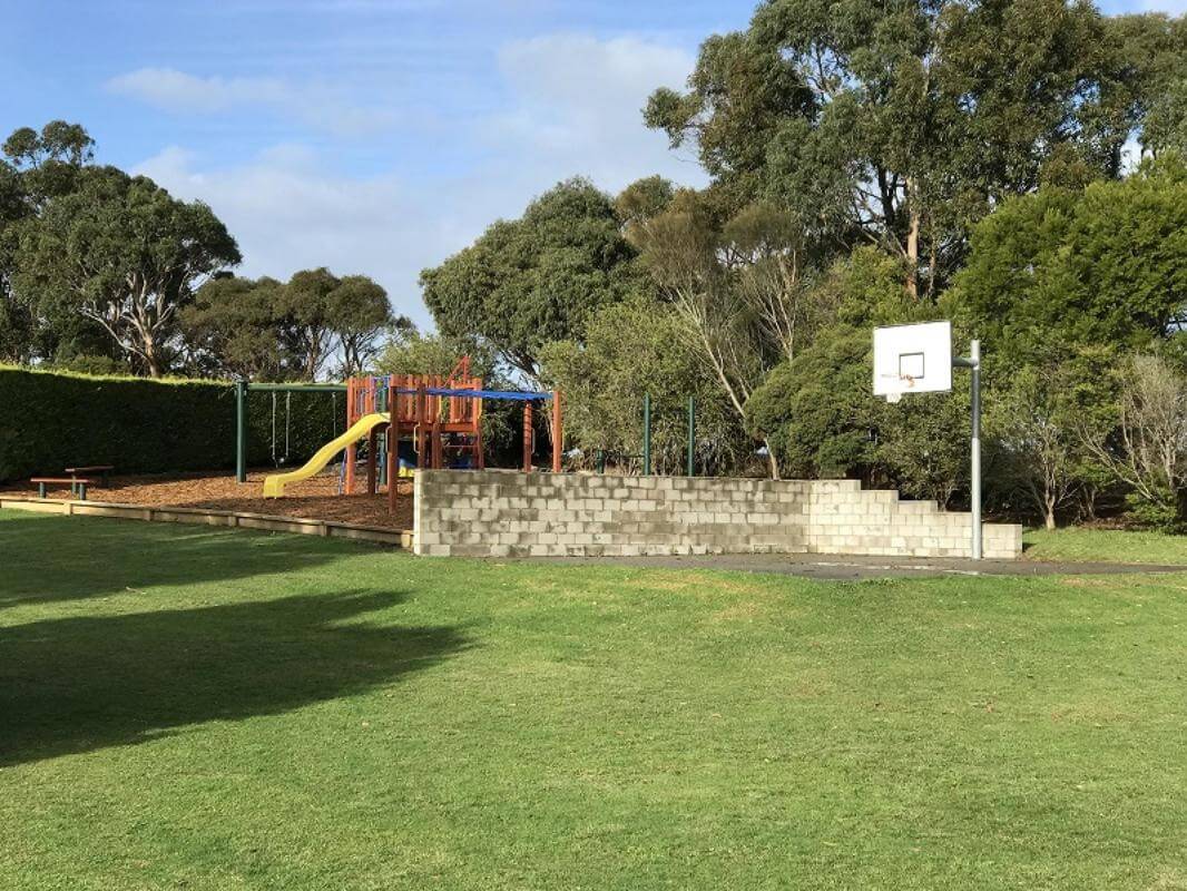 HOLIDAY COTTAGES, COASTAL, MOTEL