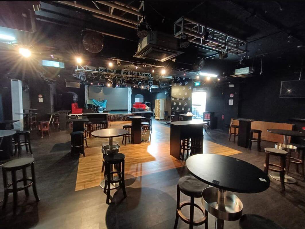 KTV With Open Lounge Area / 3 PE License
