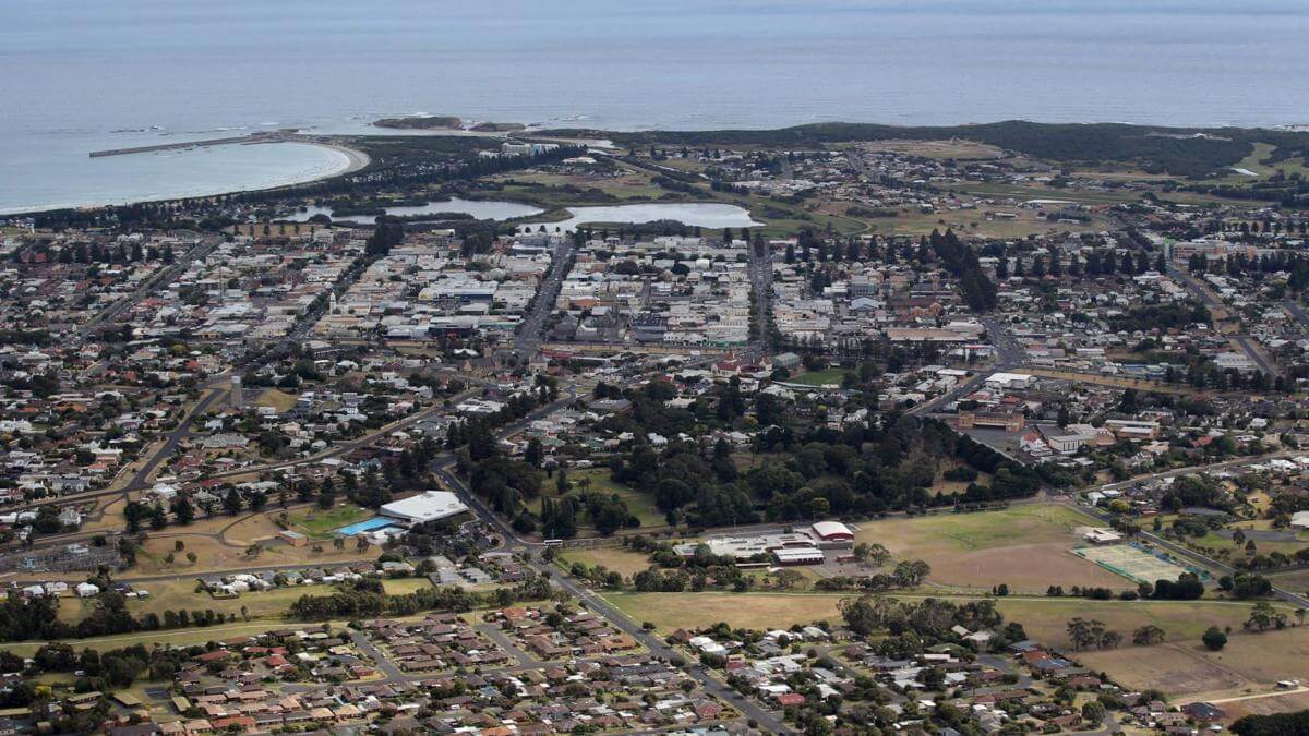 Huge Mechanical & Tyre workshop.  No Weekends !!