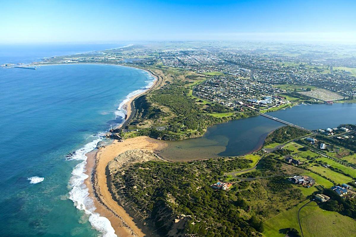 Huge Mechanical & Tyre workshop.  No Weekends !!