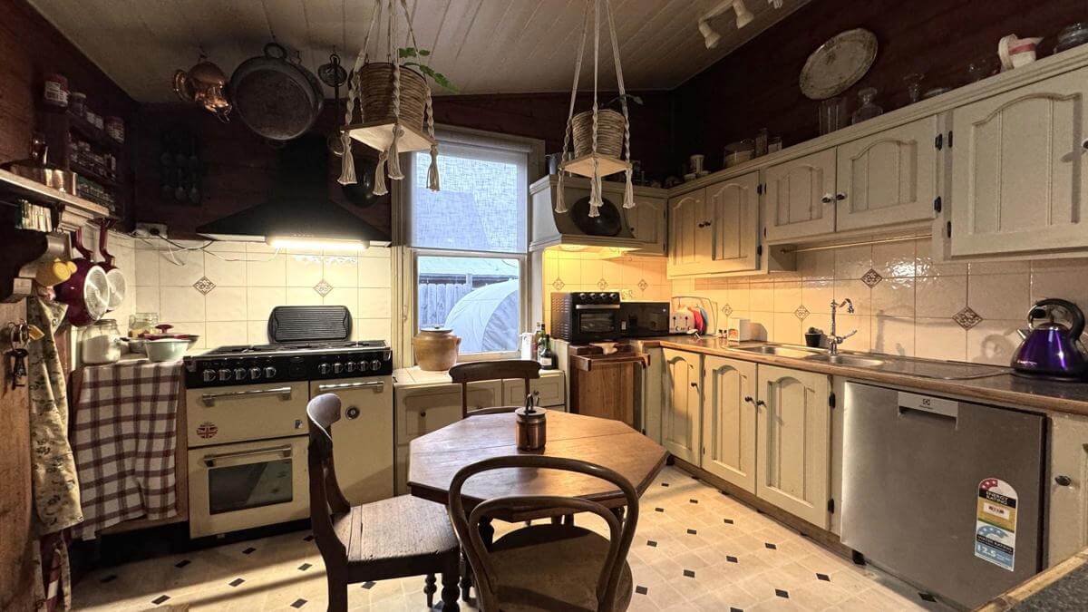 UNDER CONTRACT FREEHOLD AUS POST TASMANIA