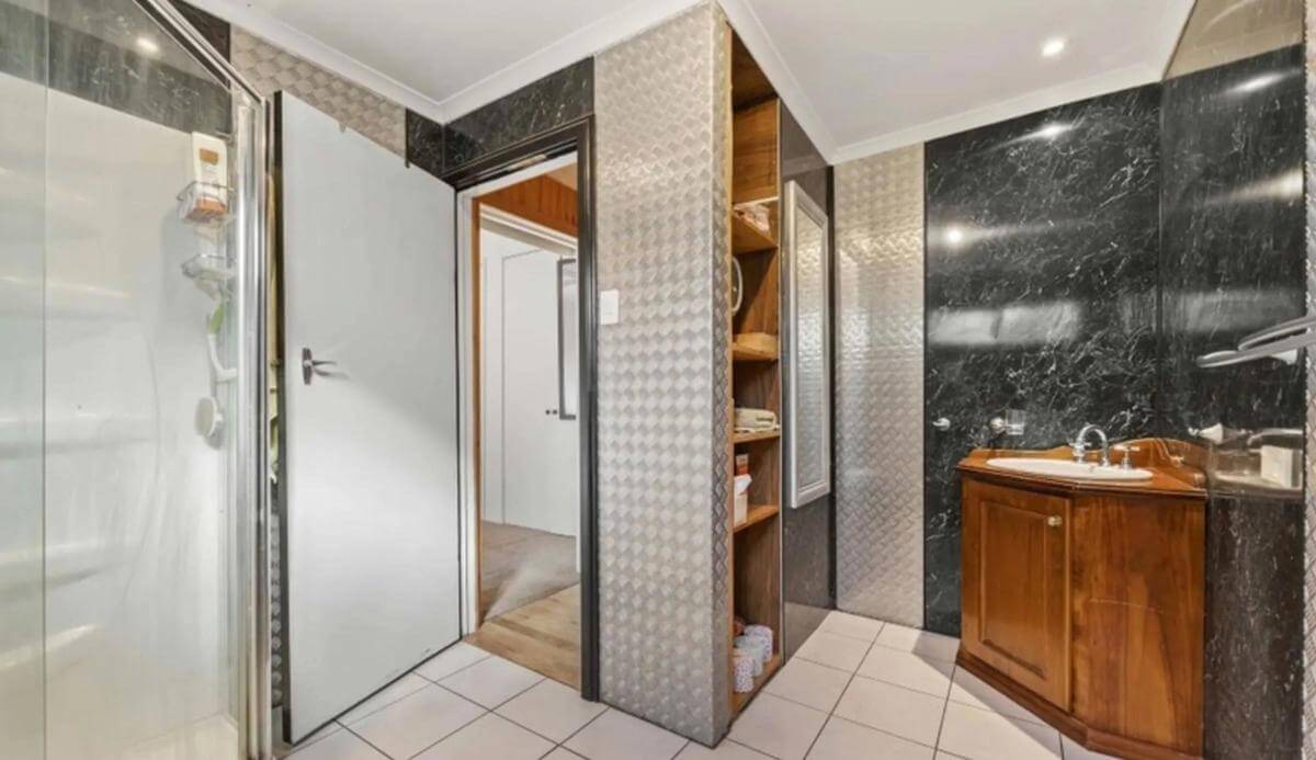 Freehold and Business.   Convenience-General store