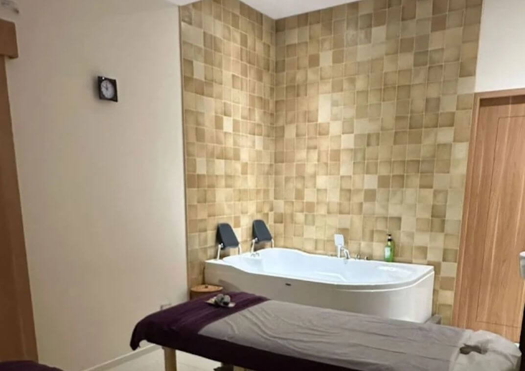 Beautiful renovated Massage Spa For urgent Take Over at Shopping mall near Dhoby Ghaut MRT