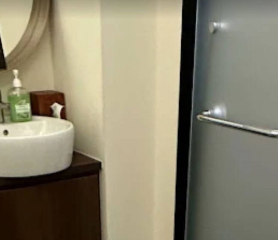 Beautiful renovated Massage Spa For urgent Take Over at Shopping mall near Dhoby Ghaut MRT