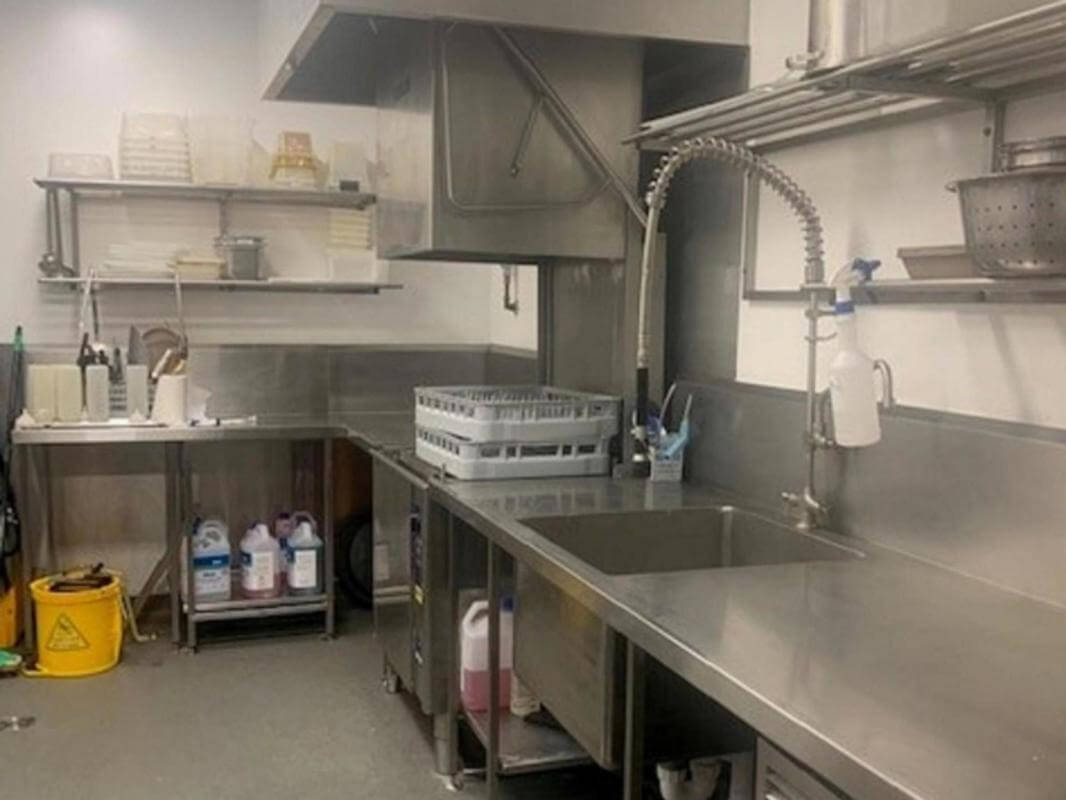 Chicken & Chip OR Fish & Chip shop, Gold Coast north, Near new equipment, Possible for 491 Visa!