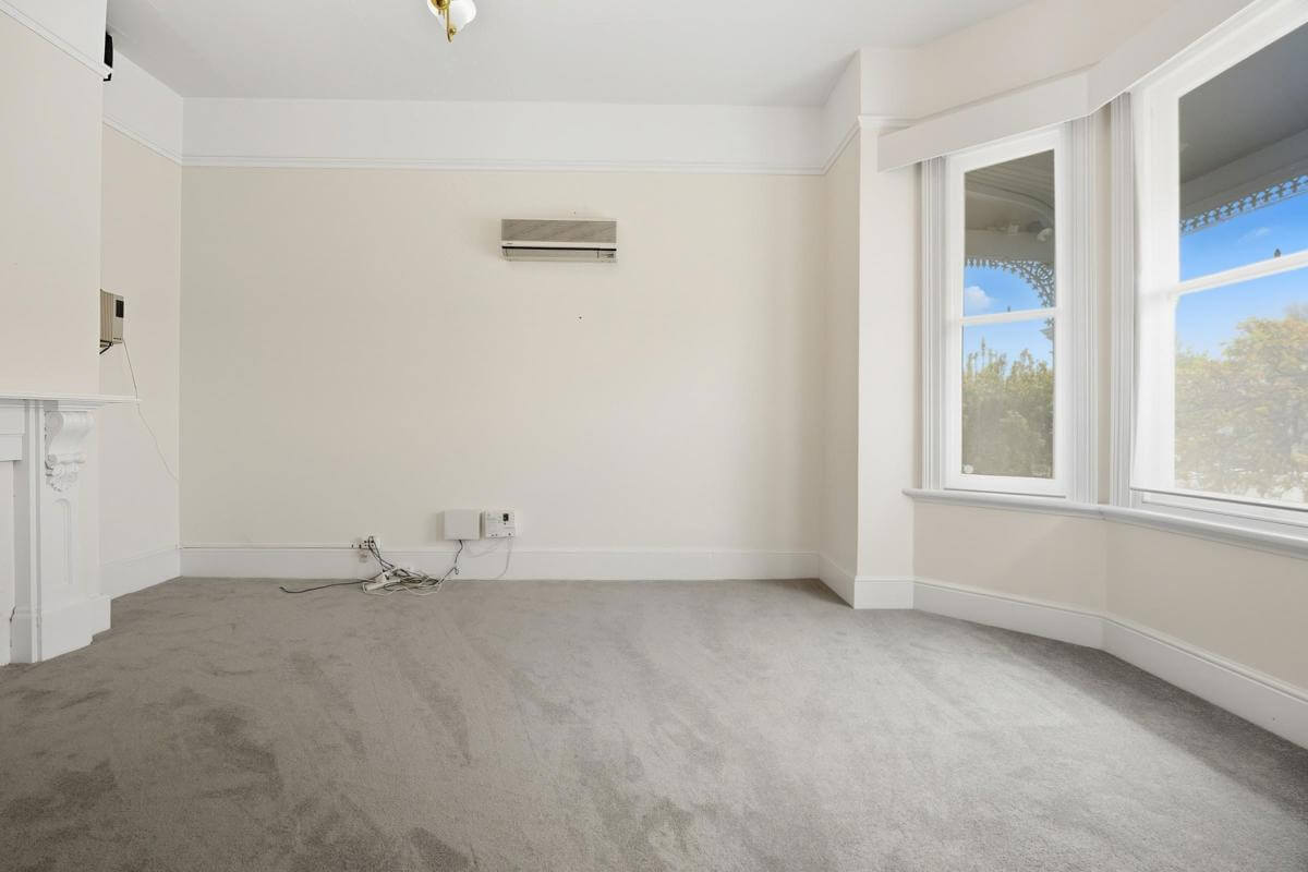 Prime Location Residence with Income or 3 BnB lets (stca) or Health Professional Rooms