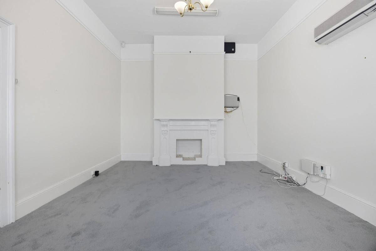 Prime Location Residence with Income or 3 BnB lets (stca) or Health Professional Rooms