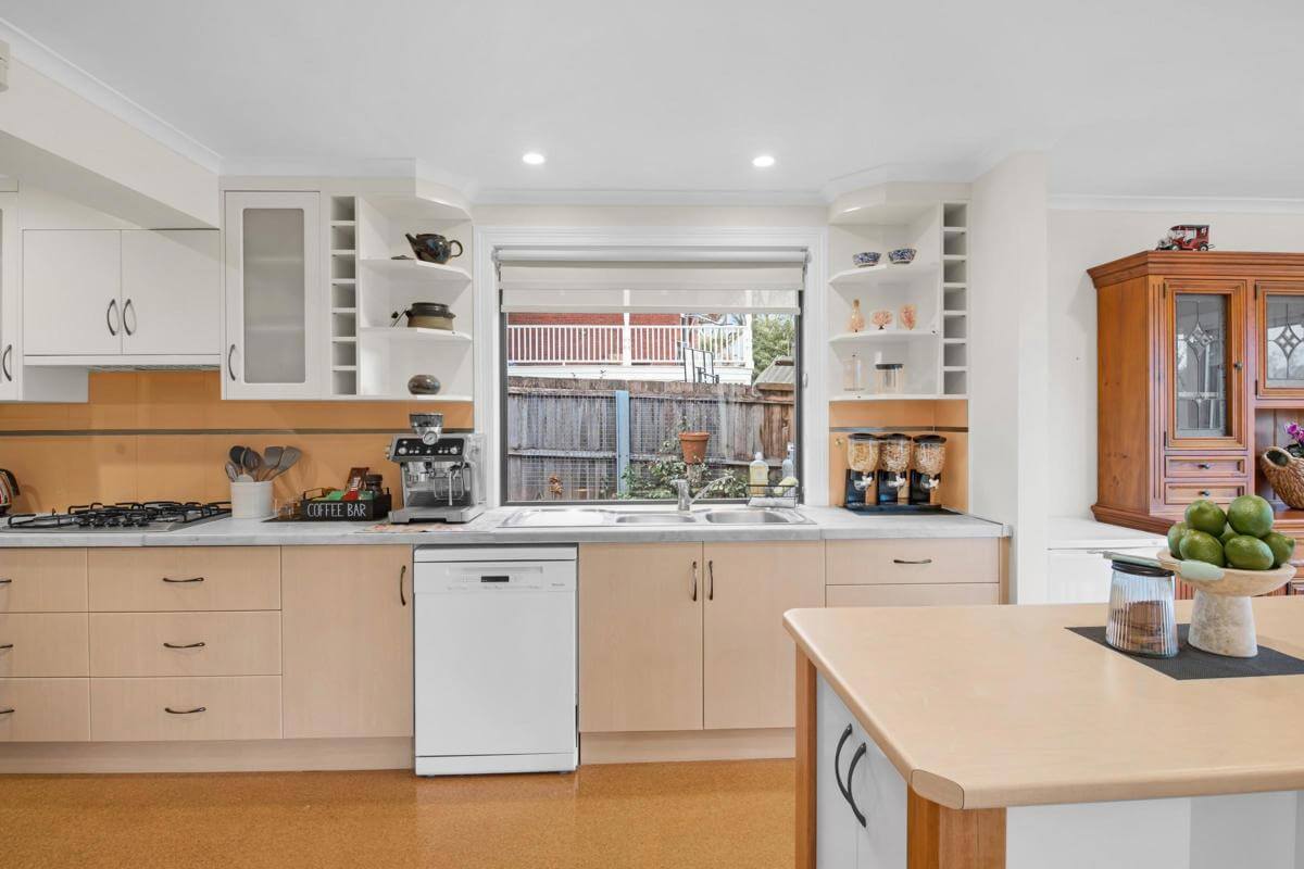 Prime Location Residence with Income or 3 BnB lets (stca) or Health Professional Rooms