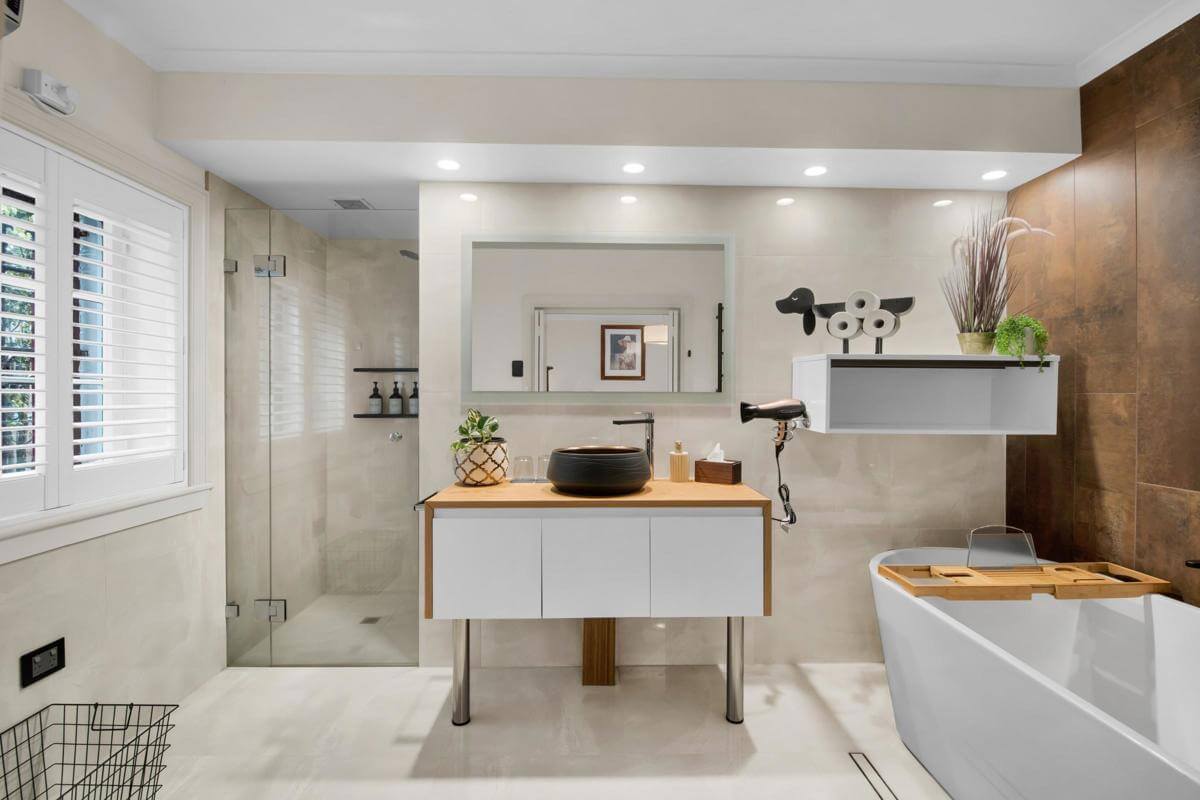 Prime Location Residence with Income or 3 BnB lets (stca) or Health Professional Rooms