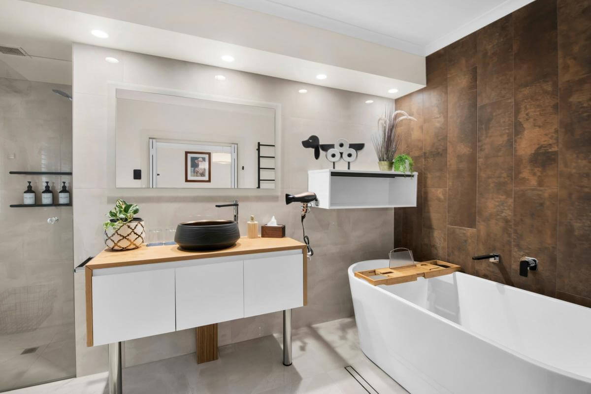 Prime Location Residence with Income or 3 BnB lets (stca) or Health Professional Rooms