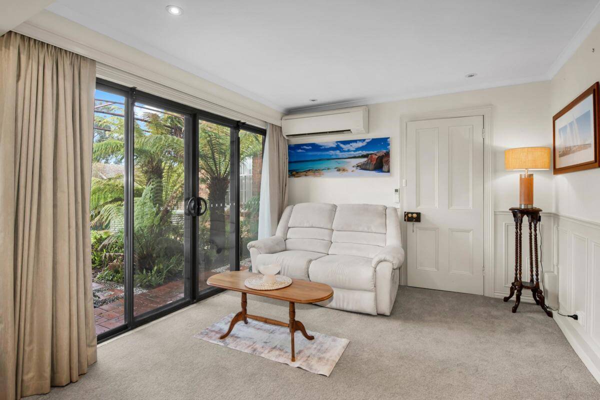 Prime Location Residence with Income or 3 BnB lets (stca) or Health Professional Rooms