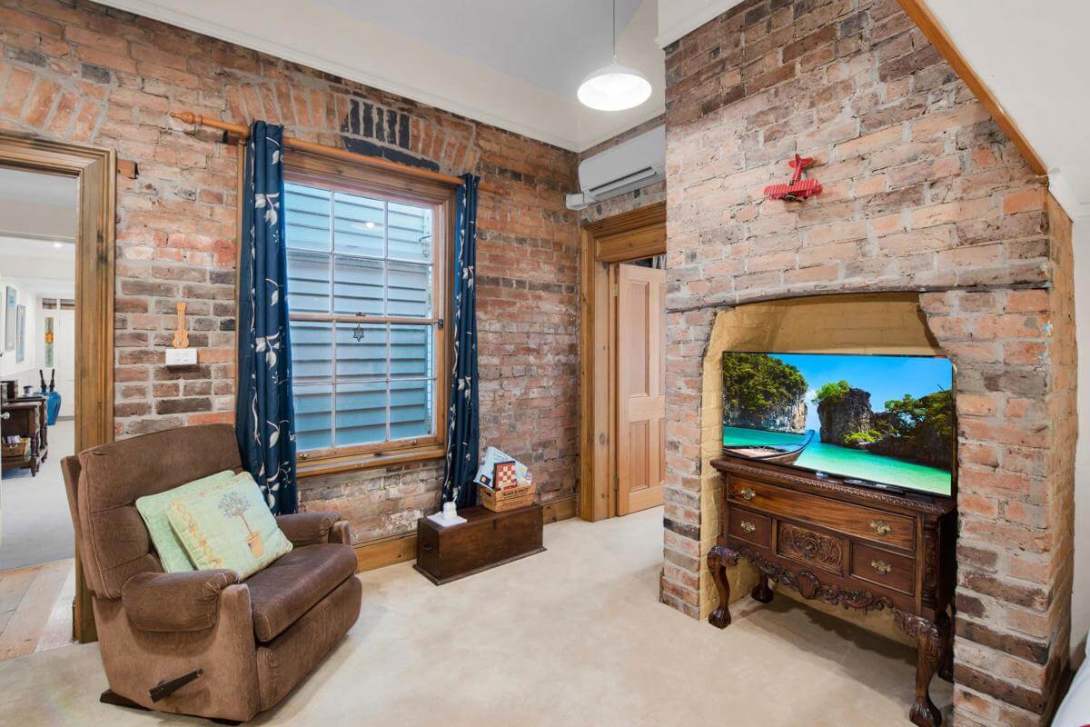 Prime Location Residence with Income or 3 BnB lets (stca) or Health Professional Rooms