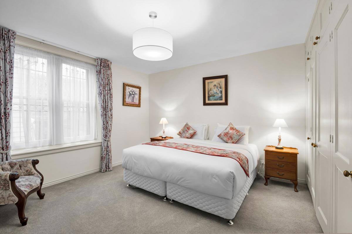 Prime Location Residence with Income or 3 BnB lets (stca) or Health Professional Rooms