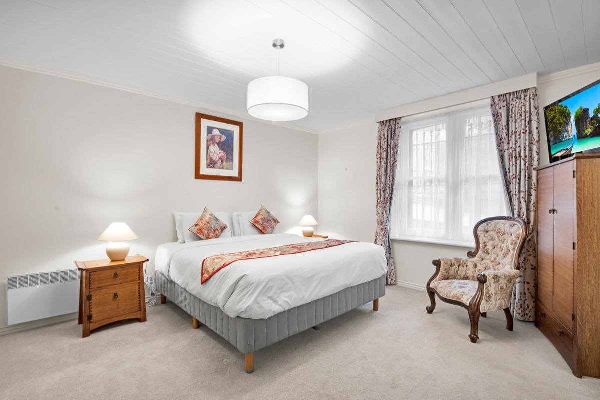 Prime Location Residence with Income or 3 BnB lets (stca) or Health Professional Rooms