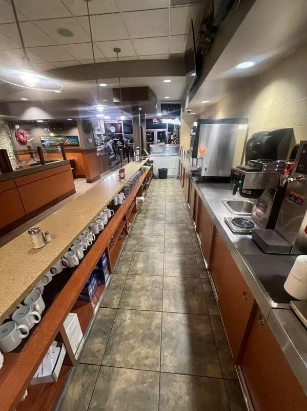 加拿大纽芬兰省盈利中的加油站，便利店。以及餐厅物业出售