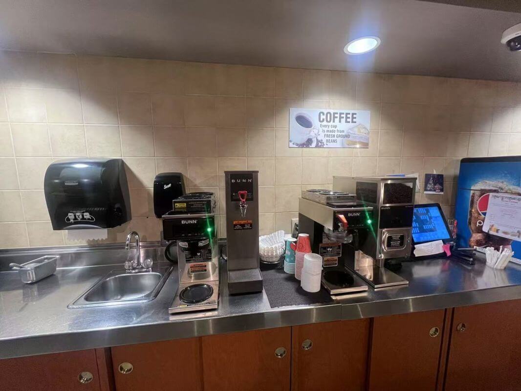 加拿大纽芬兰省盈利中的加油站，便利店。以及餐厅物业出售